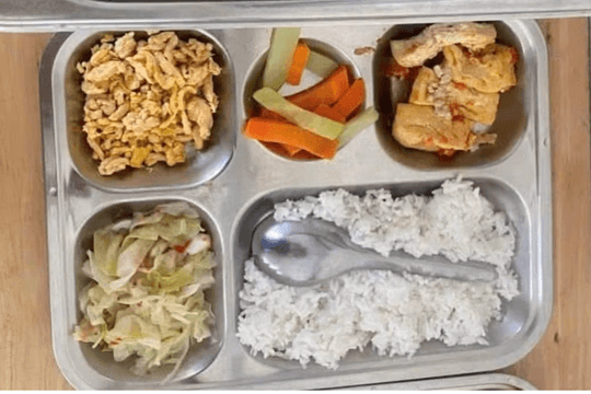 Thêm một trường ở Hà Nội tạm dừng bữa ăn bán trú để đổi đơn vị cung cấp
