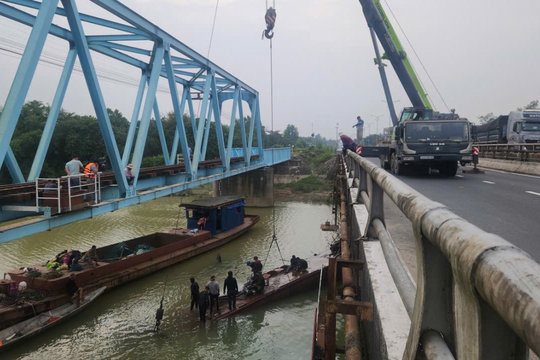 Sà lan cuối cùng mắc kẹt dưới cầu Mỹ Chánh đã được di dời