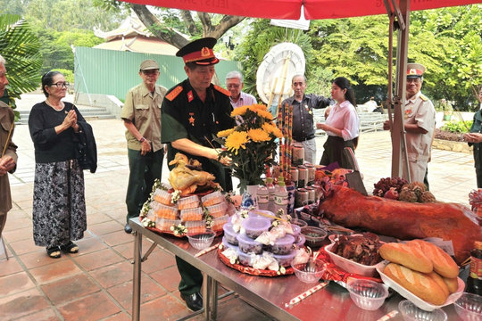 Chiến sĩ biệt động dâng hương tưởng niệm liệt sĩ tại Công viên Lê Thị Riêng