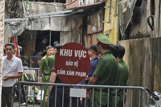Nhân chứng kể khoảnh khắc bắc thang cứu 2 mẹ con trong vụ cháy ở Tây Hồ, Hà Nội
