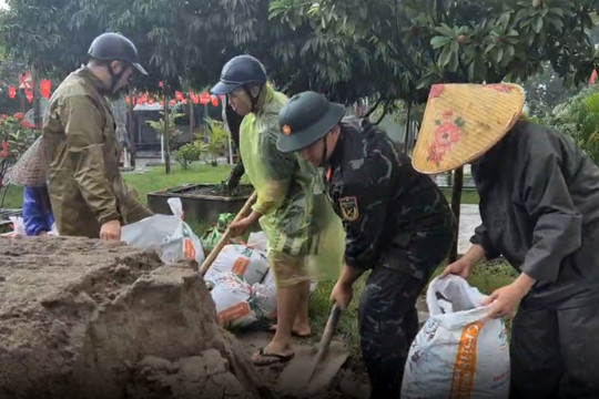Sông Bùi ở Hà Nội lên cao, hàng trăm quân với dân đội mưa gia cố đê chống lũ