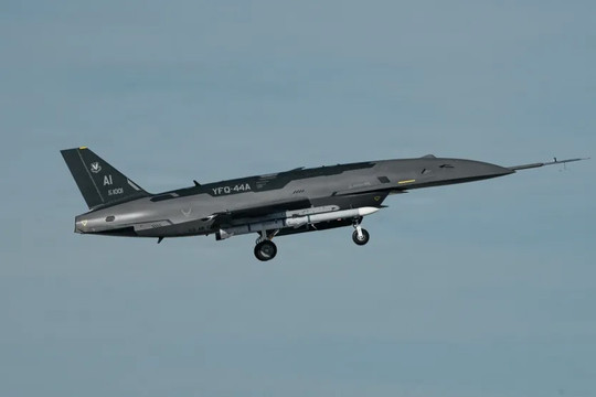 UAV Fury bay cùng F-35, tiến gần mô hình “đồng đội” trên không