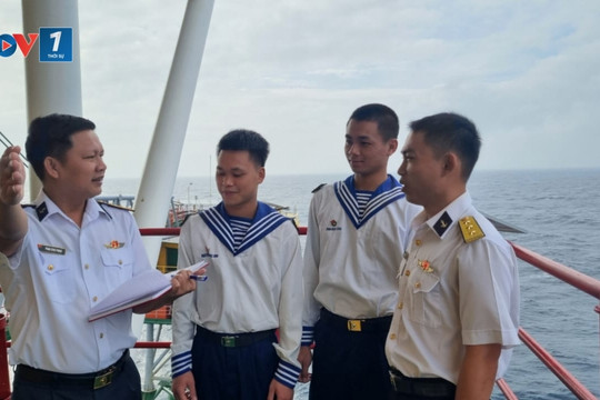 Người lính Nhà giàn DK1 học tập Bác giữa biển trời Tổ quốc