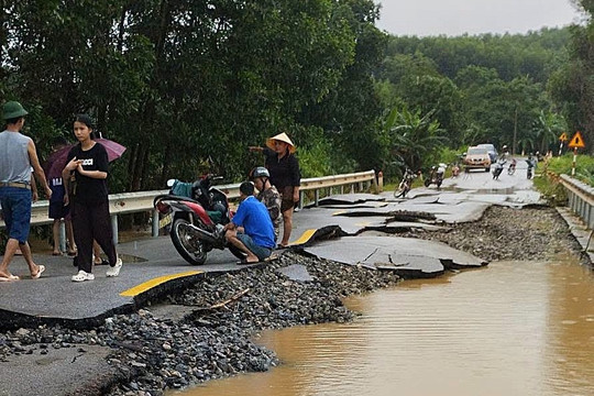Quốc lộ 48E ở Nghệ An bị xé toạc sau mưa lũ