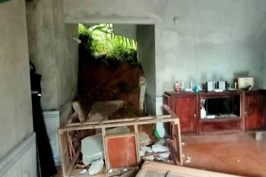 Sạt lở đất vào nhà, 3 người trong gia đình ở Phú Thọ tử vong
