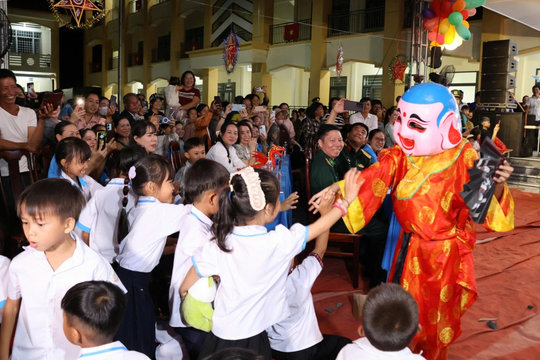 Trung thu đầu tiên ở trường nội trú liên cấp vùng biên giới Đắk Lắk