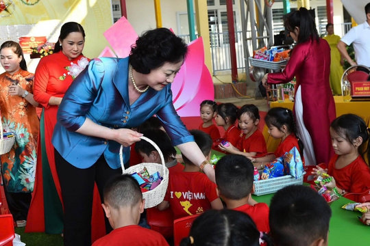Phó Thủ tướng Phạm Thị Thanh Trà tặng quà Trung thu cho thiếu nhi ở Tuyên Quang