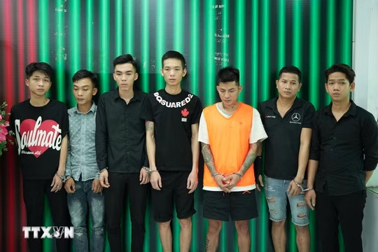 Vụ lái ô tô tông vào nhóm người trước quán ăn: Bắt khẩn cấp 7 đối tượng