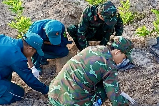 Phát hiện hài cốt liệt sĩ khi múc đất trồng keo trên núi