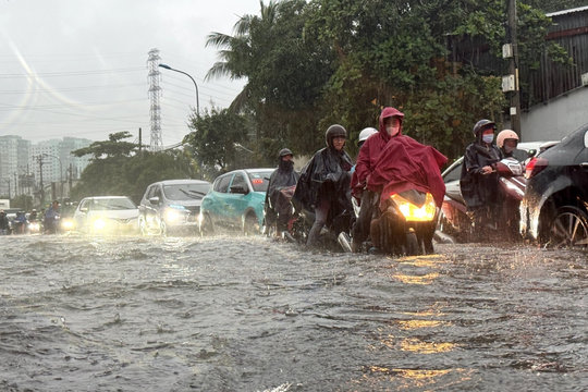 Mưa như trút nước ở TP.HCM, nhiều xe chết máy giữa đường phố ngập nặng