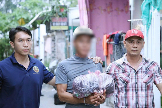 Bắt đối tượng cho vay nặng lãi, thu giữ súng và hung khí nguy hiểm