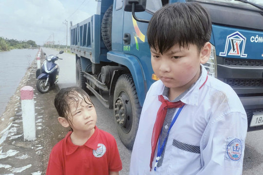 Khen thưởng nam sinh lớp 11 cứu hai em nhỏ đuối nước ở Ninh Bình