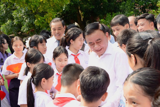 Thường trực Ban Bí thư tặng quà Trung thu cho trẻ em Làng Trẻ em SOS ở Hà Nội