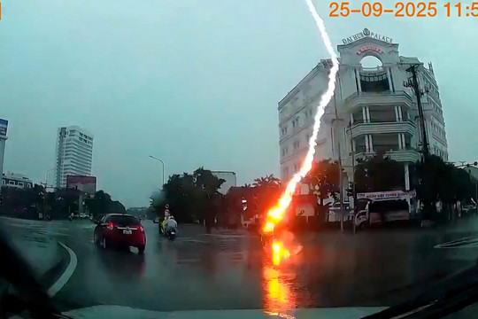 Đang đi trên đường khi mưa giông, người phụ nữ ở Nghệ An bị sét đánh bị thương