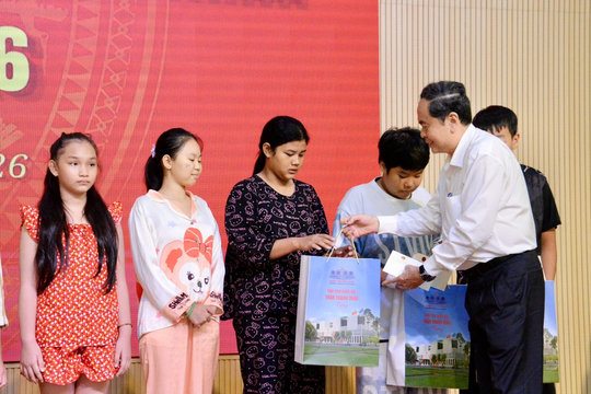 Chủ tịch Quốc hội thăm, tặng quà các bệnh nhi nhân Tết Trung thu 2026