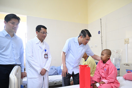 Thủ tướng Lê Minh Hưng thăm, tặng quà Trung thu cho bệnh nhi tại Bệnh viện K