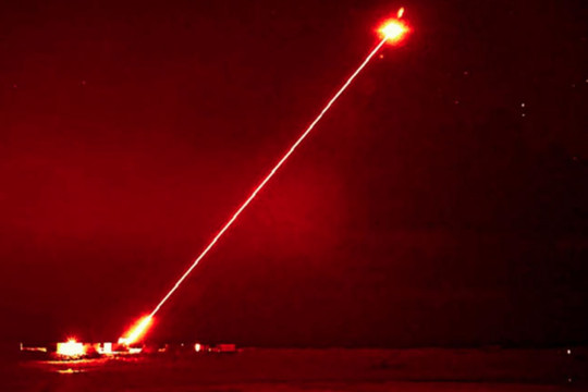 Mỹ đưa vũ khí laser tới Hormuz, mở màn cuộc săn UAV và tên lửa