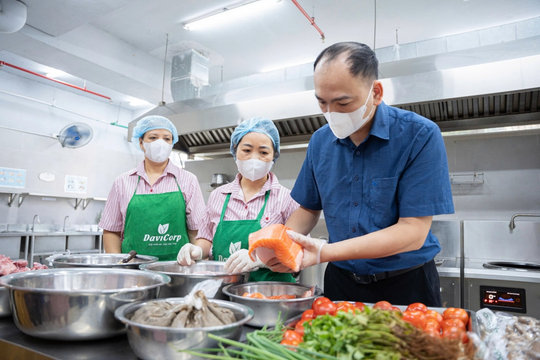 Phụ huynh Hà Nội tận tay kiểm tra từng miếng cá, bó rau tại bếp ăn bán trú của con