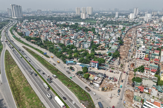 Dự án mở đường Lĩnh Nam ngổn ngang thi công, hộ kinh doanh chật vật