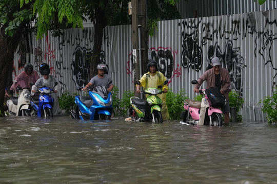 Bangkok đóng cửa trường học, đề nghị công chức làm việc tại nhà vì mưa lũ