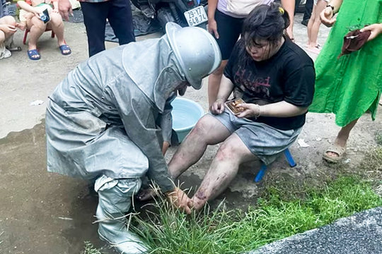 Cháy nhà 5 tầng lúc rạng sáng, nhiều người mắc kẹt bên trong ở Hà Nội