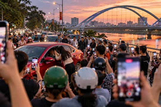 Livestream đánh ghen khi đám đông coi chuyện riêng là trò giải trí