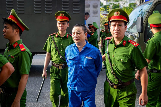 Cựu Viện trưởng Pháp y tâm thần Trung ương và hơn 60 bị cáo hầu tòa