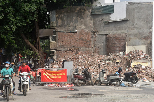 Cận cảnh khu đất xen kẹt đang phá dỡ làm bãi đỗ xe, vườn hoa trên đường La Thành