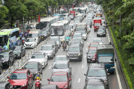 Ô tô dàn hàng ngang chiếm hết làn xe máy, xử lý được không?