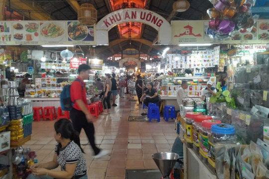 Chợ Bến Thành cấm để hàng quán qua đêm sau vụ gián bò vào thức ăn