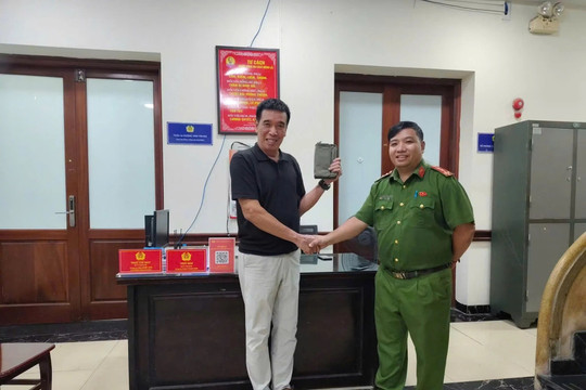 Công an phường Cửa Nam tìm lại túi xách chứa giấy tờ quan trọng trong chưa đầy 12 giờ