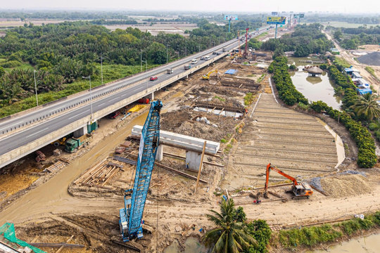 Bộ Xây dựng báo cáo Chính phủ 19 dự án giao thông chậm tiến độ