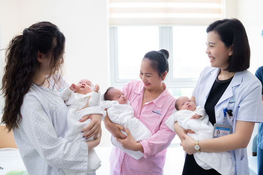 Mẹ mang tam thai, một bé chào đời tuần 27, hai bé còn lại được giữ thêm 36 giờ