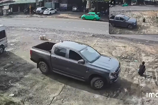 Người đàn ông đang ngồi trong sân bị ô tô bán tải tông tử vong