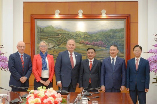 Thường trực Ban Bí thư Trần Cẩm Tú tiếp Chủ tịch Đảng Công nhân Hungary