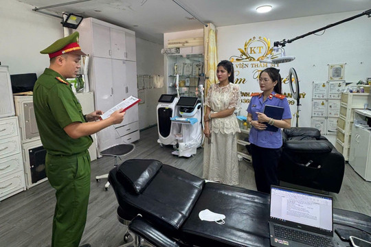 Khởi tố chủ cơ sở thẩm mỹ ‘chui’ cắt ghép ảnh mạng để lừa dối khách hàng