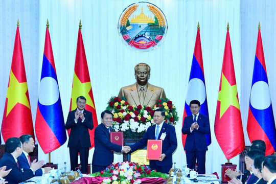 Việt Nam, Lào trao đổi 11 văn kiện hợp tác quan trọng