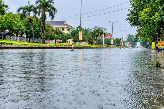 Mưa lớn, nhiều tuyến đường phía Nam Đà Nẵng ngập nước