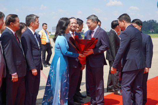 Thủ tướng Lê Minh Hưng đến Viêng Chăn bắt đầu thăm chính thức Lào