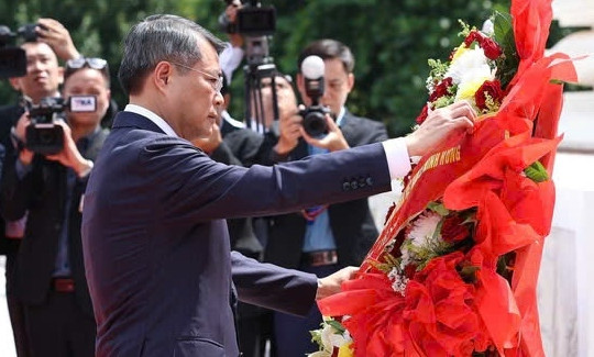 Thủ tướng Lê Minh Hưng đặt vòng hoa tại Đài tưởng niệm các chiến sĩ vô danh