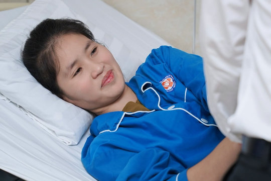 Xúc động khoảnh khắc Giám đốc bệnh viện thăm cô giáo mất chân khi cứu học trò