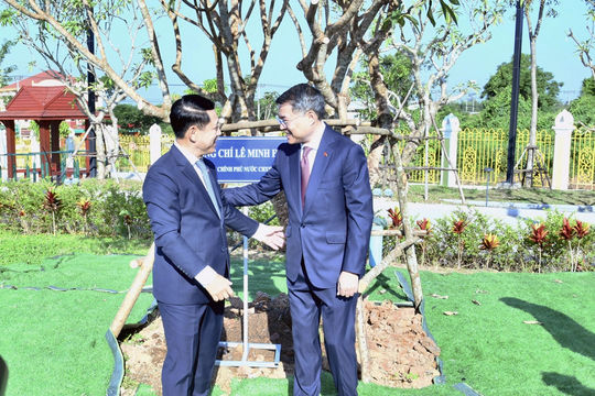 Hai Thủ tướng Việt Nam và Lào trồng cây tại Công viên Hữu nghị Lào - Việt Nam