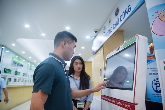  Con vừa chào đời, bố làm thủ tục khai sinh trong 10 phút ngay tại viện