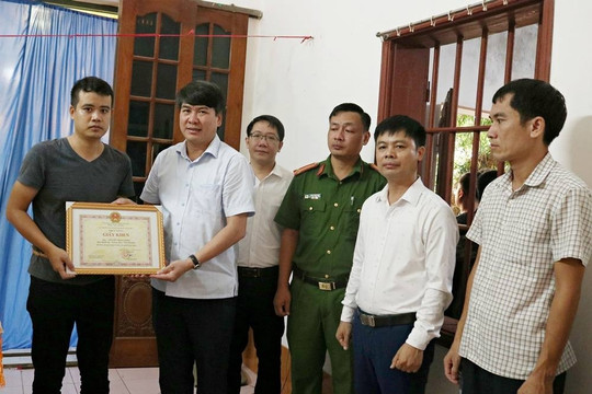 Truy tặng giấy khen người đàn ông dũng cảm cứu 2 cháu nhỏ đuối nước ở Ninh Bình