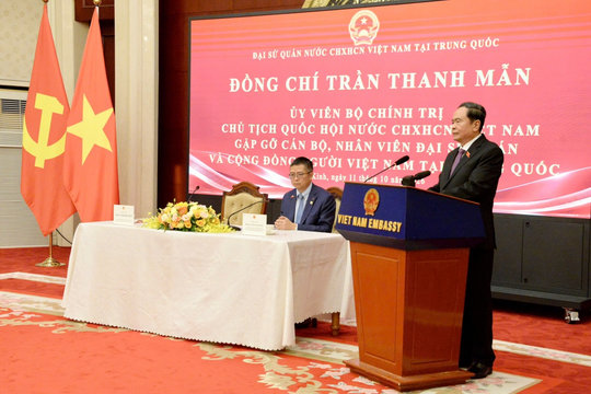 Chủ tịch Quốc hội gặp nhân viên Đại sứ quán, cộng đồng người Việt tại Trung Quốc