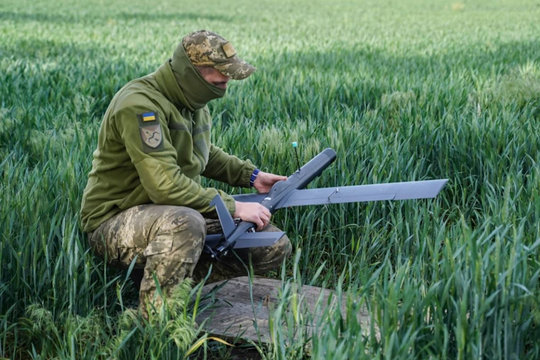 Ukraine lần đầu dùng UAV ném bom thả robot vũ trang vào sau phòng tuyến Nga
