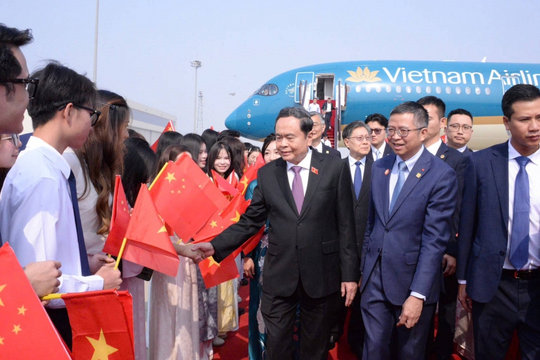 Chủ tịch Quốc hội đến Thủ đô Bắc Kinh, bắt đầu chuyến thăm chính thức Trung Quốc