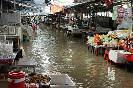 Nhiều ngôi chợ ở Đồng Tháp ngập sâu do triều cường dâng cao