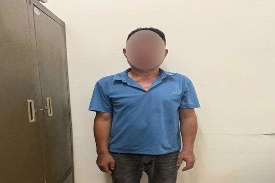 Công an làm việc với người đàn ông chặn đầu xe ô tô, bóp mũi tài xế ở Hà Nội
