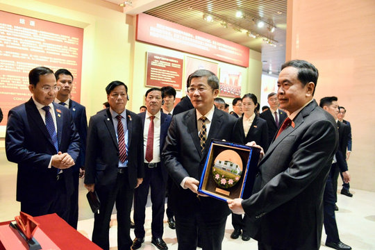 Chủ tịch Quốc hội tham quan Bảo tàng Lịch sử Đảng Cộng sản Trung Quốc